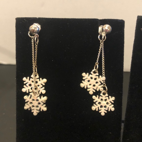 Set of 2 Christmas Earrings- silver tone post, trees & snowflakes - Picture 7 of 12